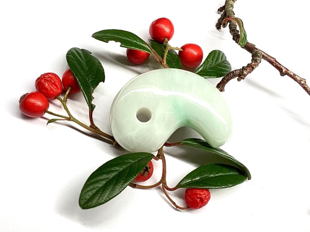 ✳premiumシリーズ*糸魚川翡翠勾玉　一生物の守護石　再結晶線入り安価卸し‼️