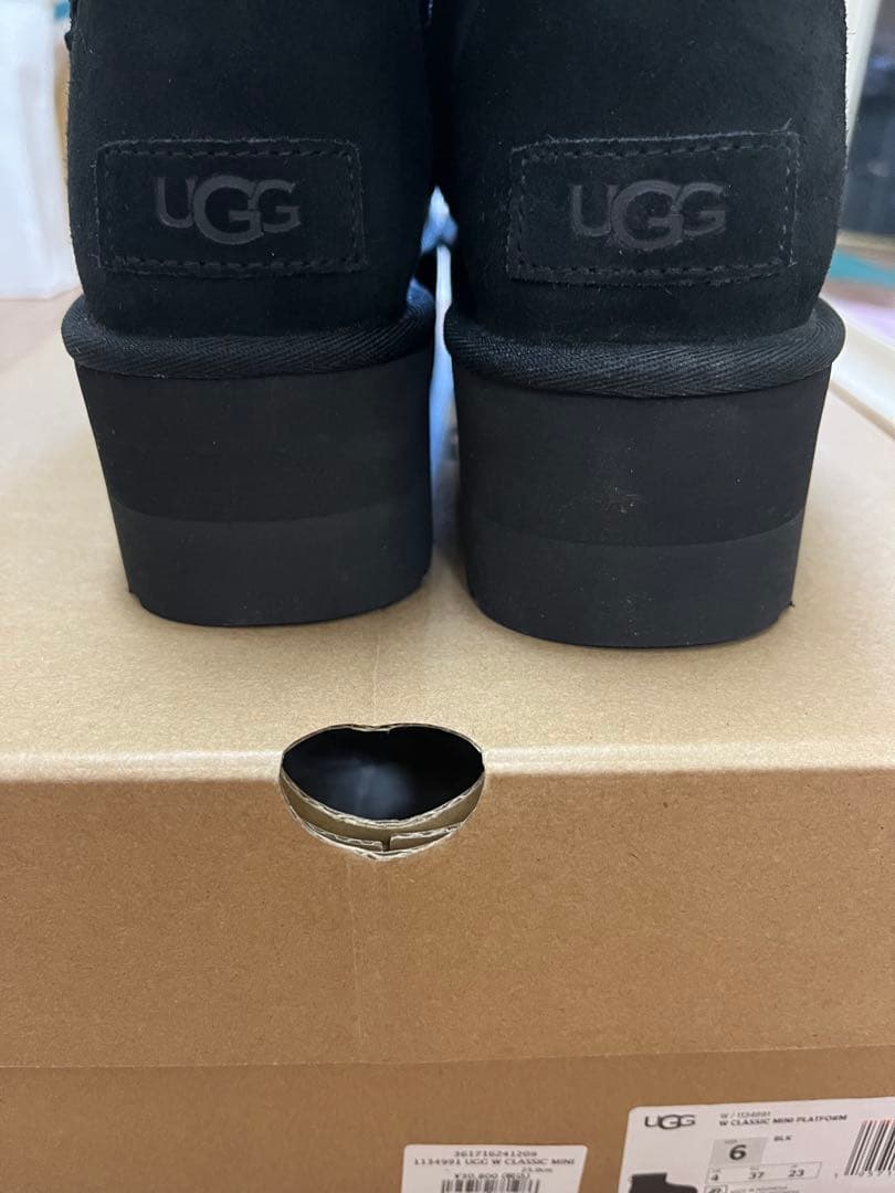 新品未使用 UGG 厚底 ブーツ 23cm US6黒　バージンシール有