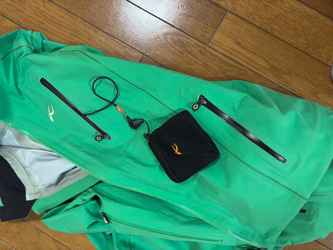 チユースKJUS　スキーウェア