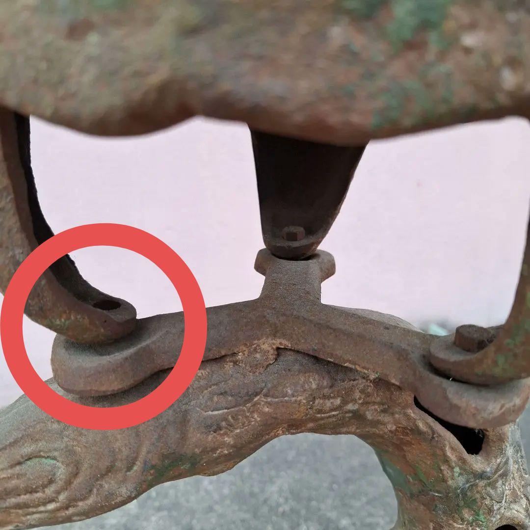 伝統的な金属製燈籠　アンティーク　鉄鋳物製　灯篭