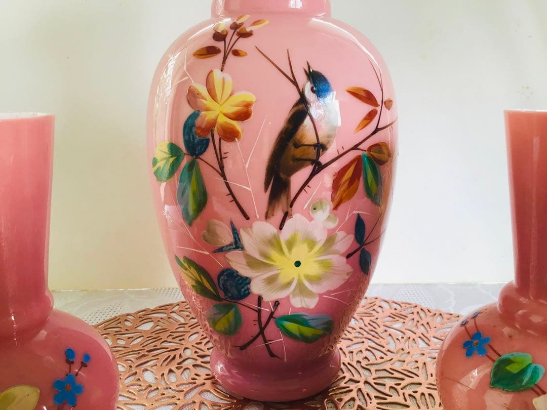 イギリスアンティーク、エナメル彩色のピンクのガラス花瓶セット