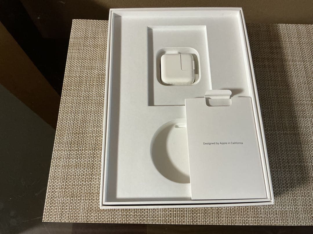 Apple iPad 第7世代　32GB 外箱、保護フィルム、ケース付き