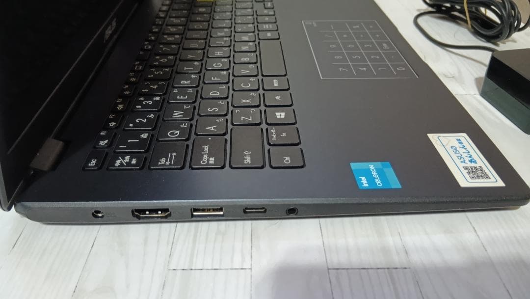 Asus E410KA Celeron ナンバーパッド付き
