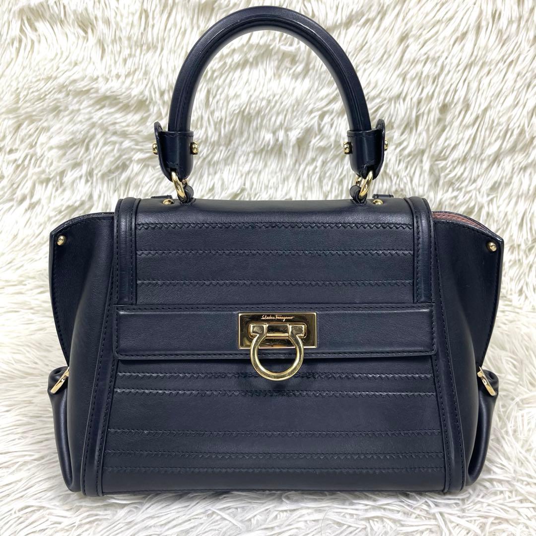 美品‼️ フェラガモ　ハンドバッグ　ガンチーニ　ソフィア　ロゴ金具　レザー
