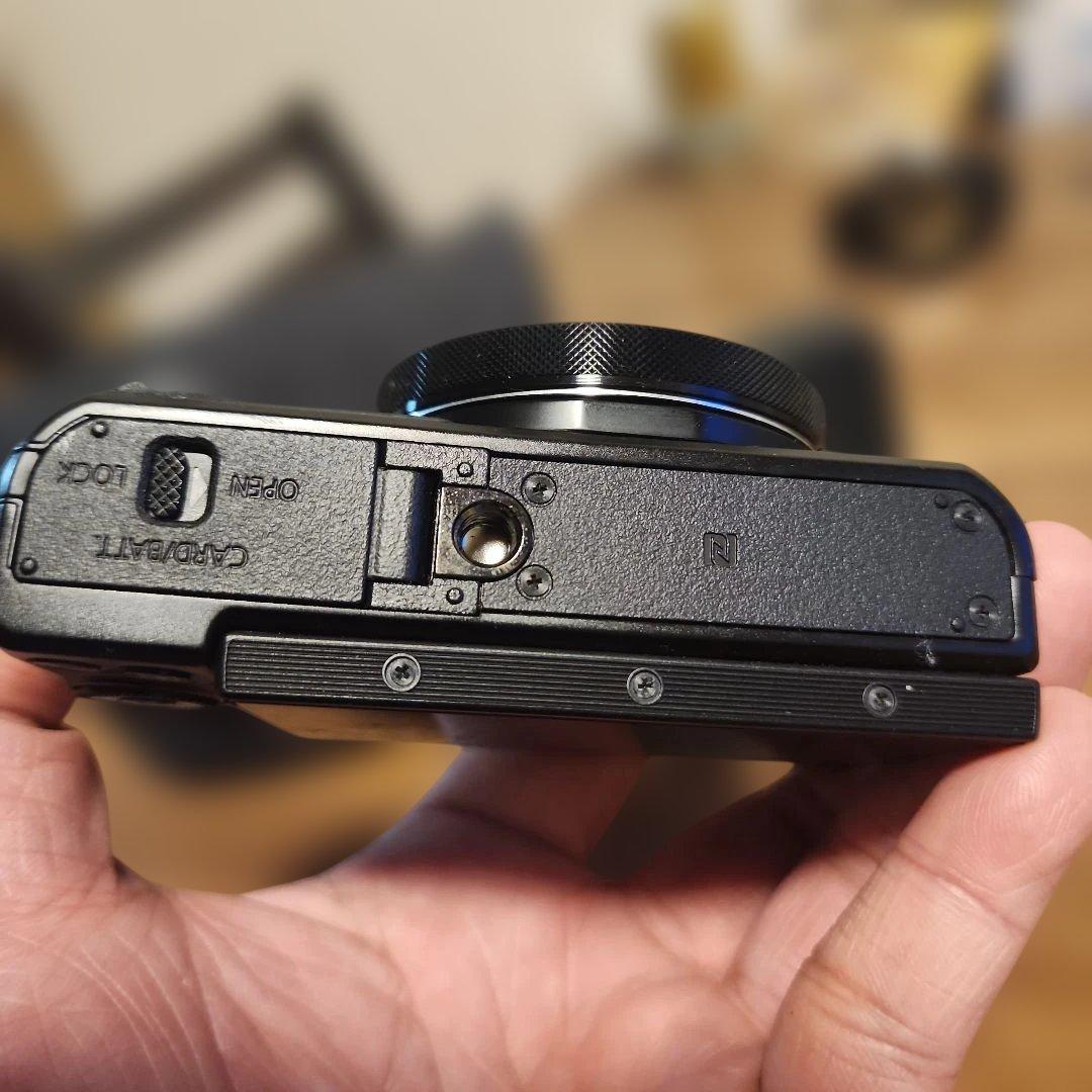 Canon PowerShot G7X Mark II 本体と充電器