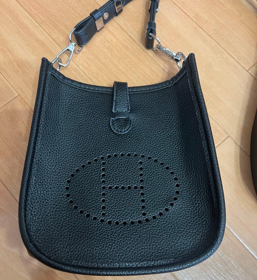 美品 ブラック レザー ショルダーバッグ Hロゴ ミニエブリン風