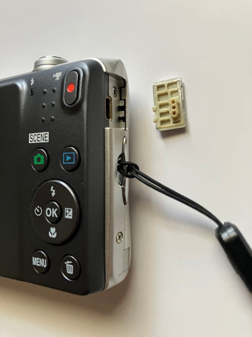 デジタルカメラ　coolpix s3600 コンパクト　デジカメ　シルバー