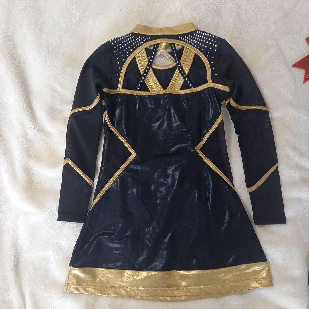 チアリーディングウェア 黒と金 スパンコール付き