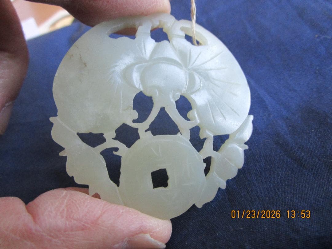 中国　玉　石細工　彫り物　根付　当時の札付き　翡翠【?】 工芸品　細工物　1個