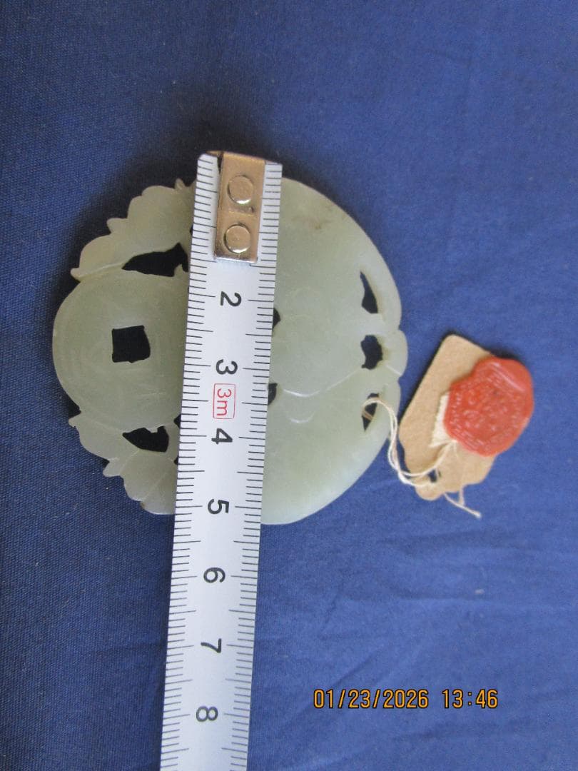 中国　玉　石細工　彫り物　根付　当時の札付き　翡翠【?】 工芸品　細工物　1個