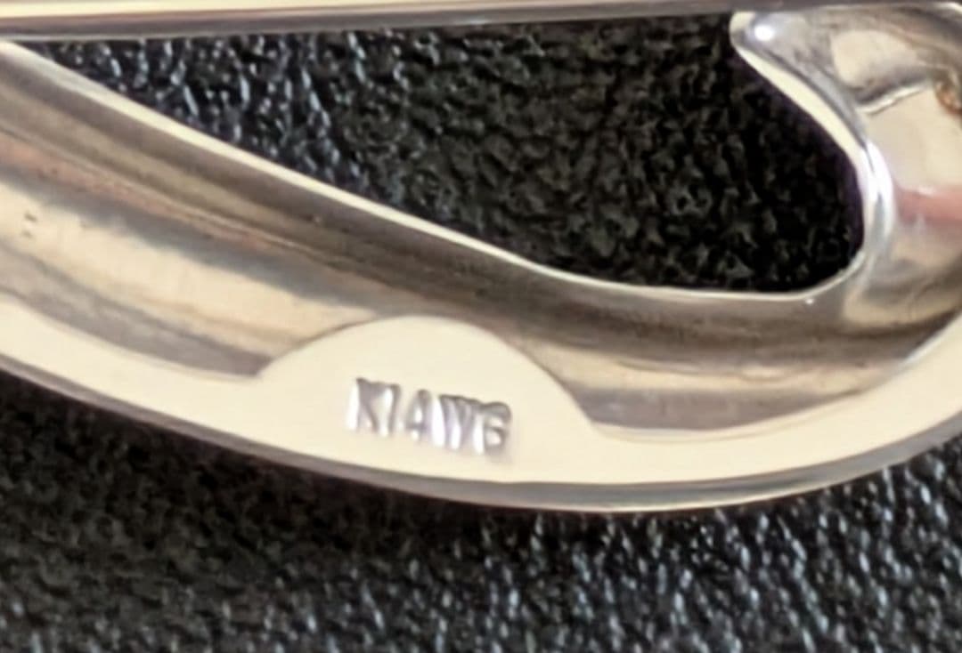 高島屋 ホワイトゴールドブローチ 流線型 デザイン