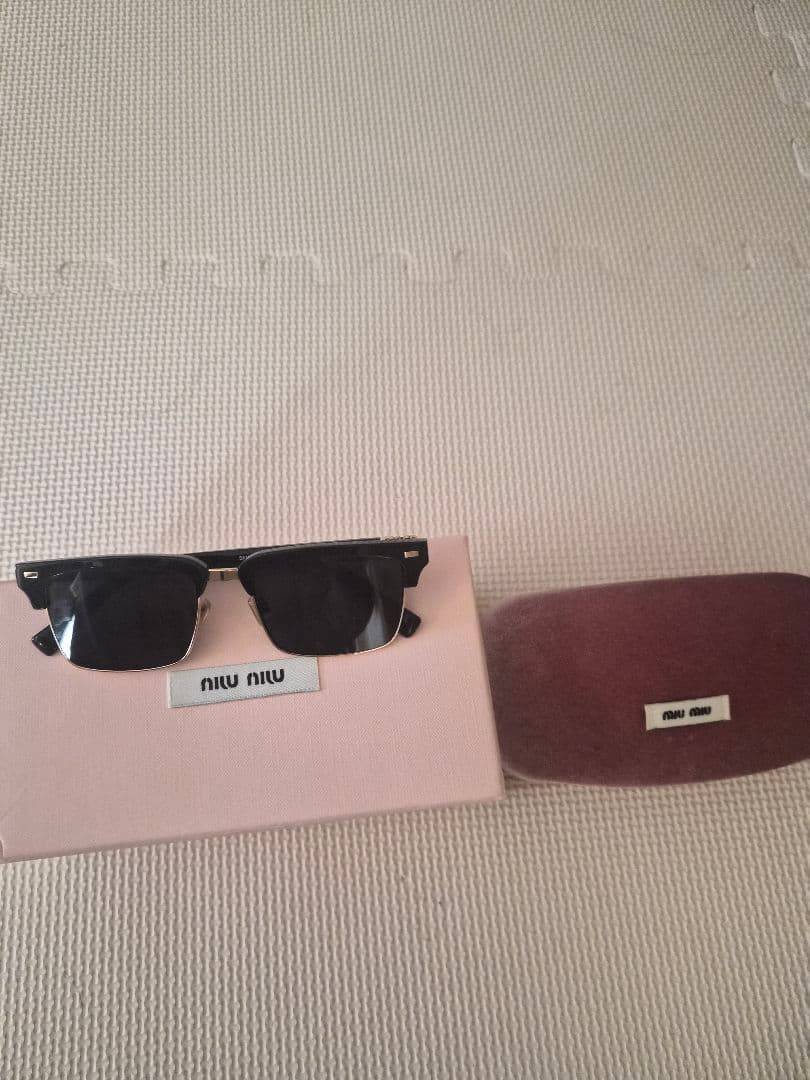 miumiuサングラス　メタルロゴ