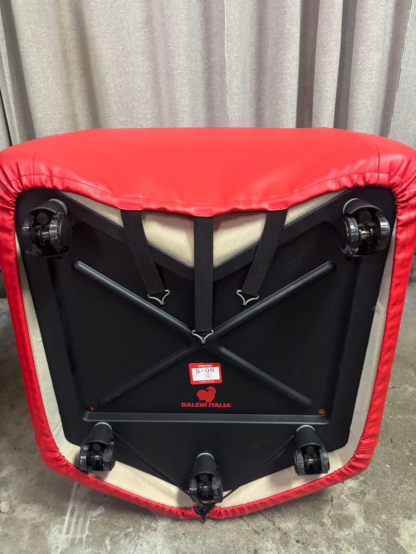 【Cassina取扱い　BALERI ITALIA、‼️】1人掛けソファ【赤色】