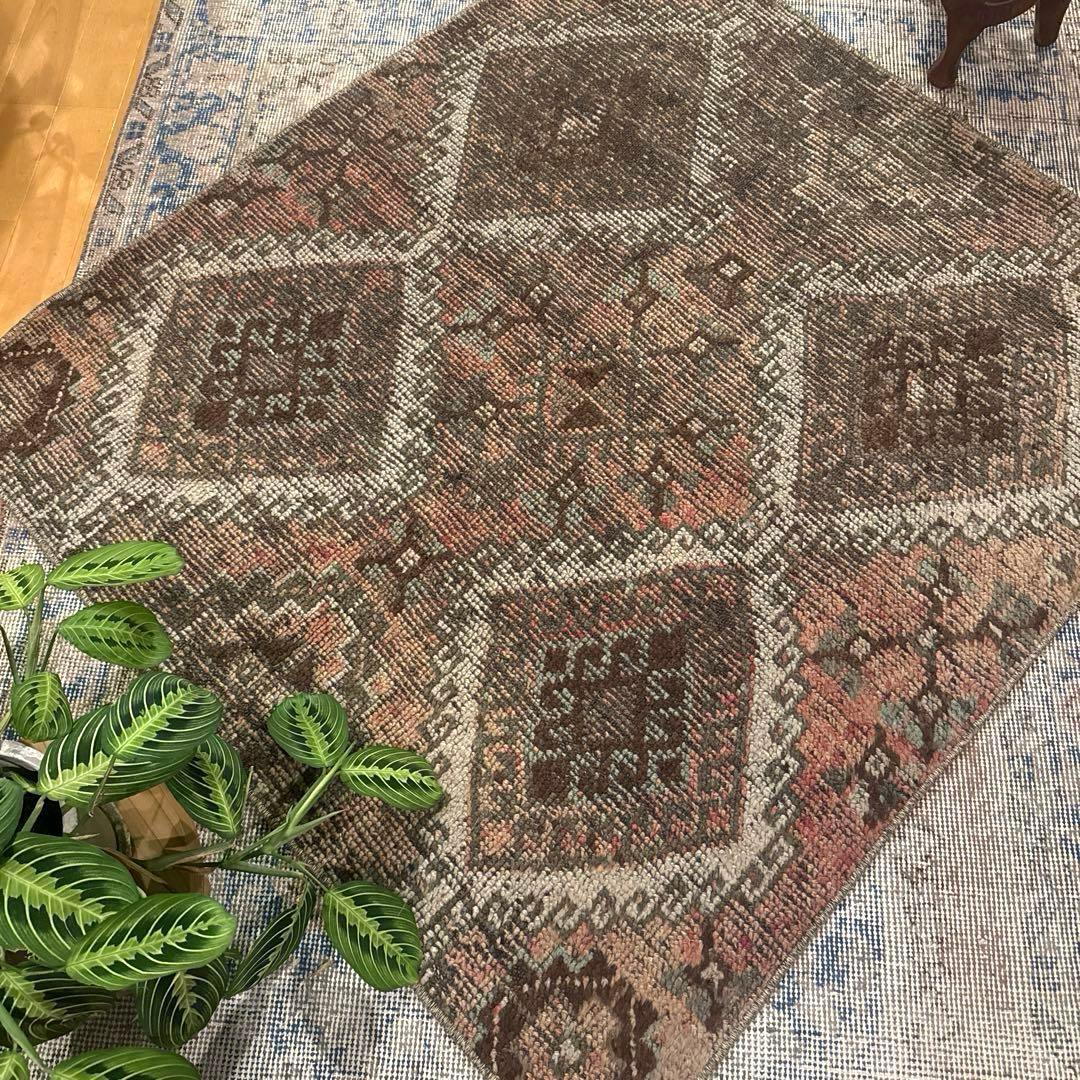 97×105エスニック　ブラウン×サーモン　レアな正方形　トルコヴィンテージラグ