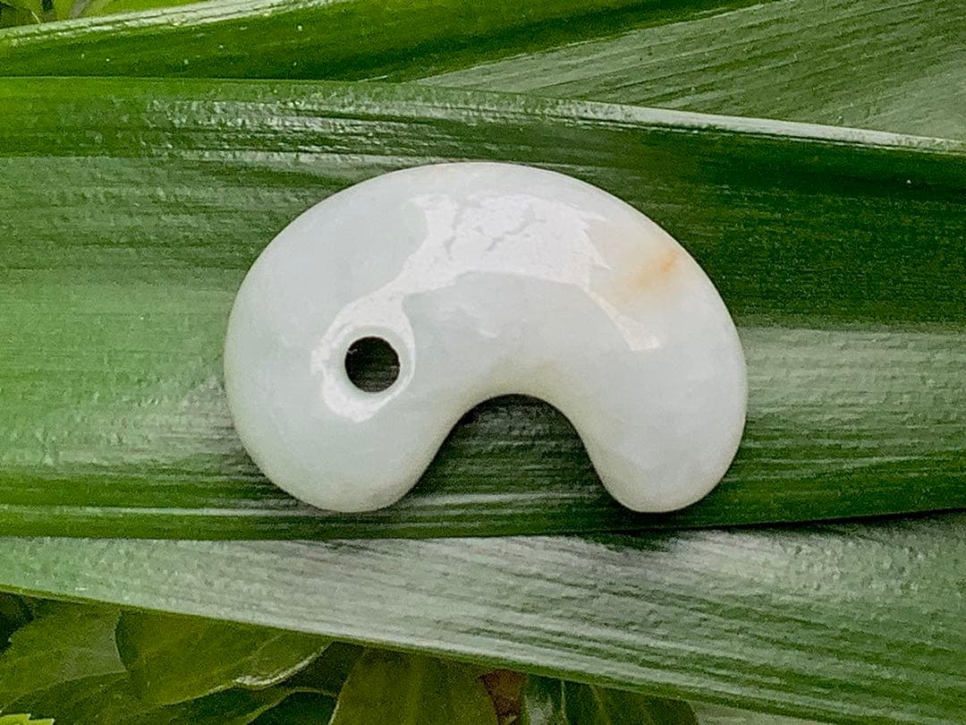 希少黄色味入り＊氷‼️ お守り*守護石に　一生物の本物糸魚川翡翠勾玉　鑑別書取得‼️