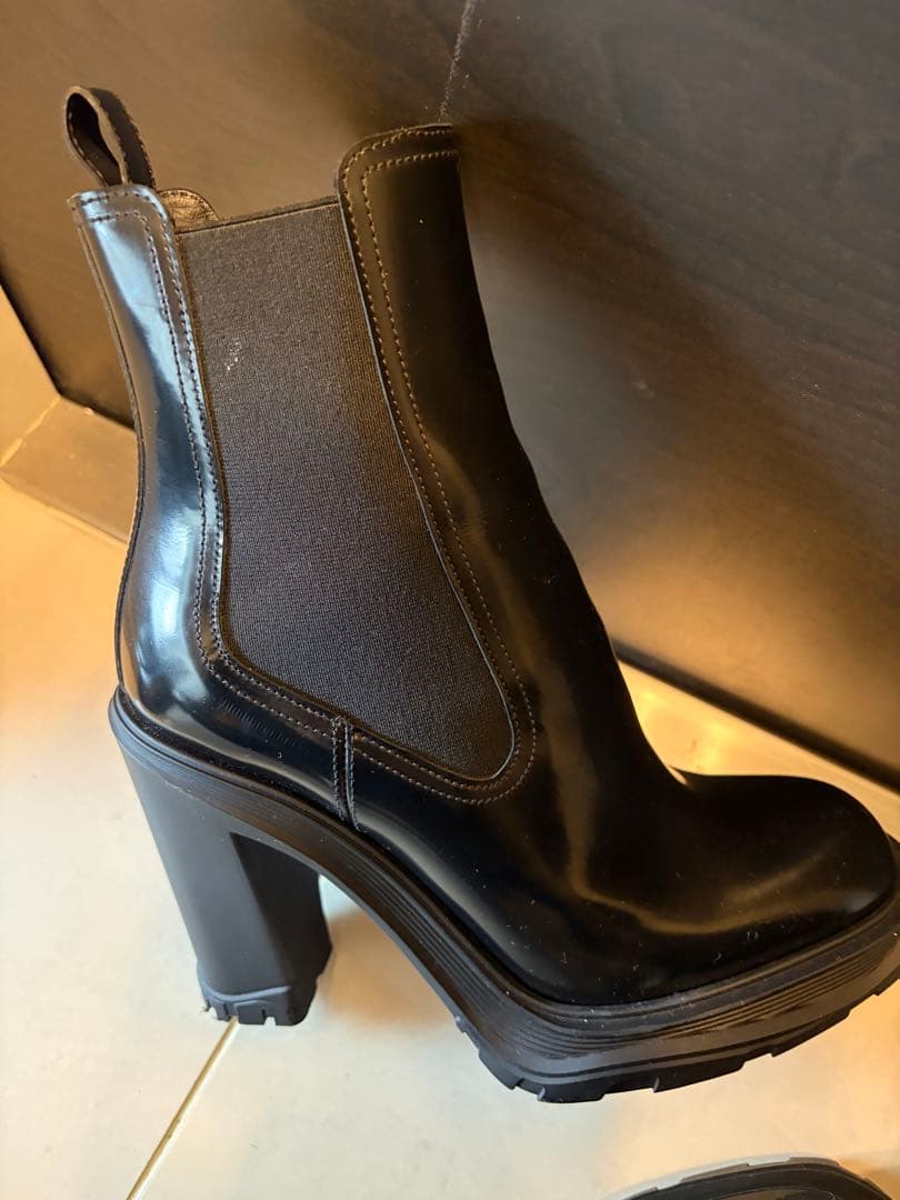 Alexander McQueen ブラックチェルシーブーツ