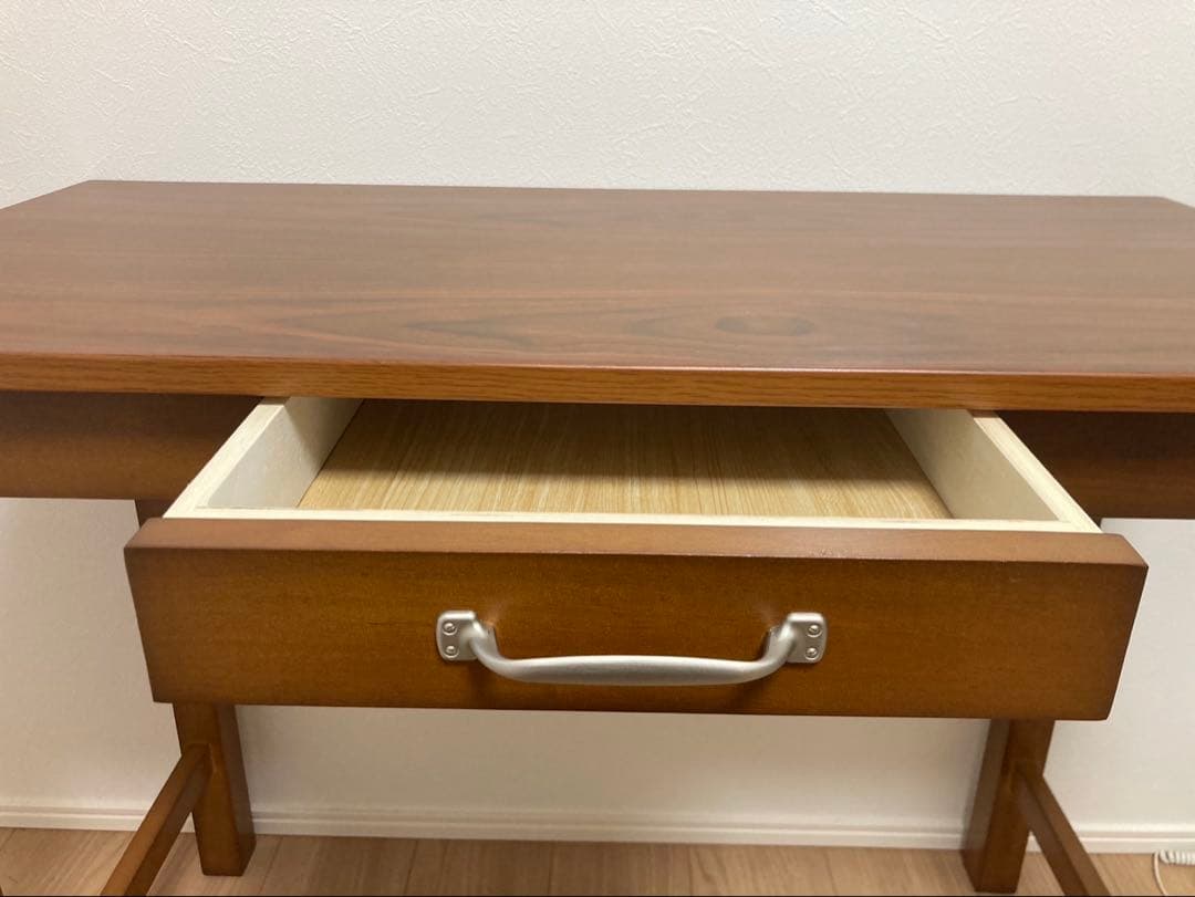 ブラウンのシンプルパソコンデスク　アンティーク風