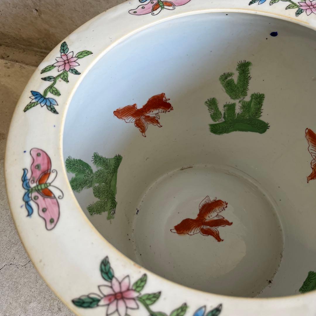 最終処伊万里金魚が泳ぐ絵柄十錦手火鉢大睡蓮鉢金魚鉢　カラフルな色合いと絵柄の良さ