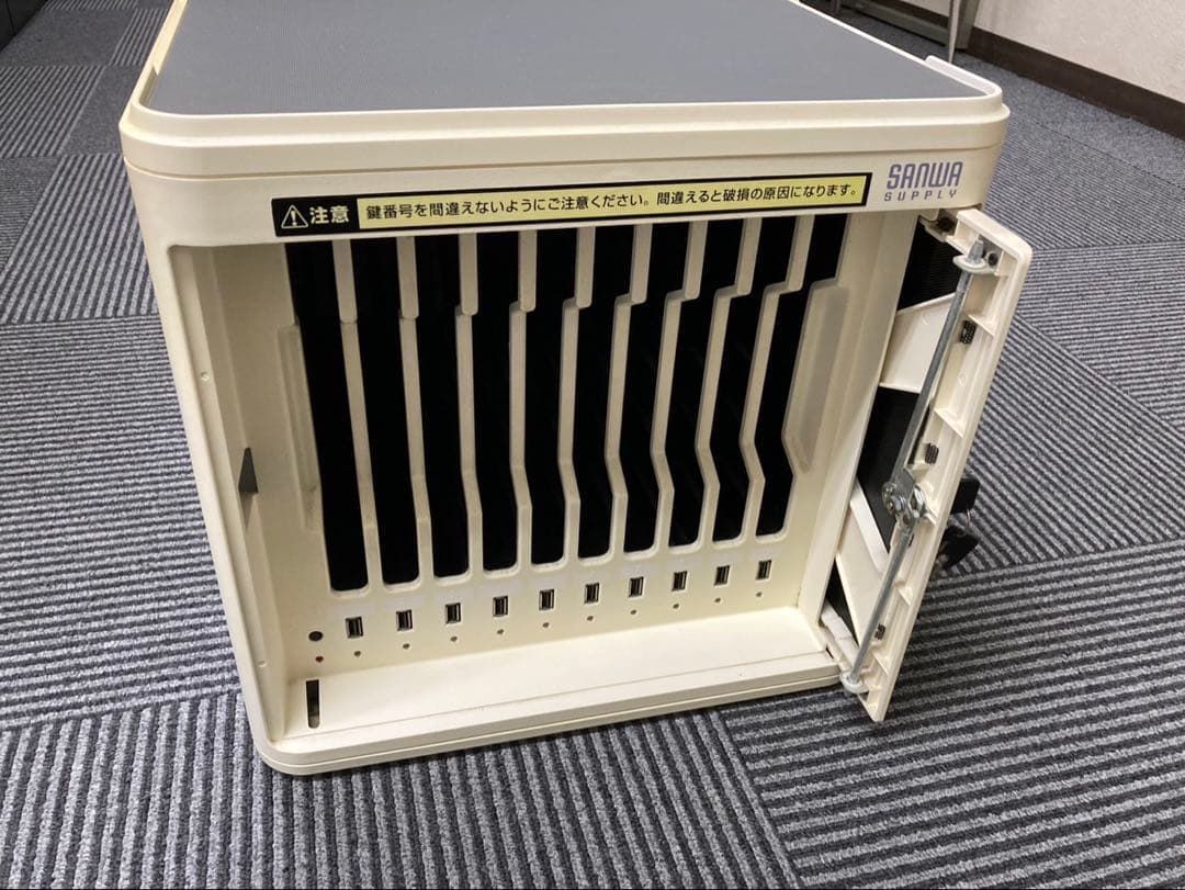 SANWA 鍵付きタブレット収納ボックス（10台収納、同時充電）