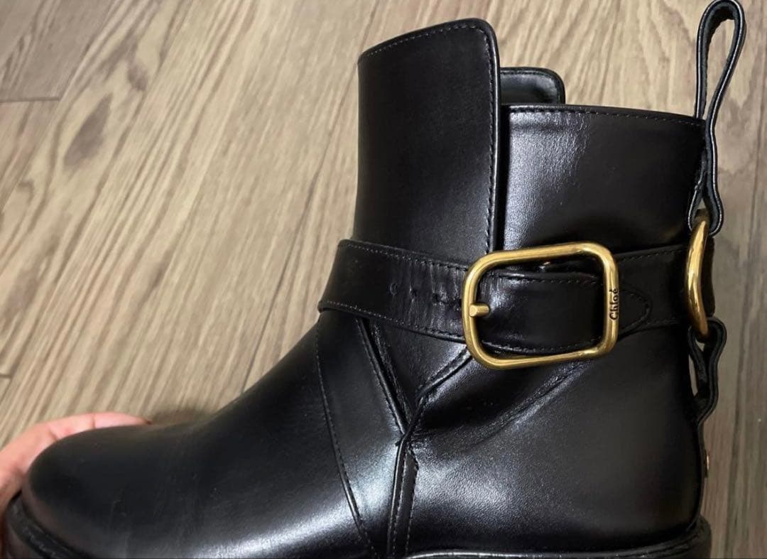 Chloe レザー クロスバックルアンクルブーツ