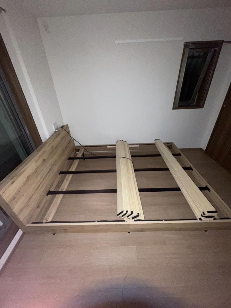 アーヴィング棚付きベッドフレーム クイーン 木製 すのこベッド コンセント