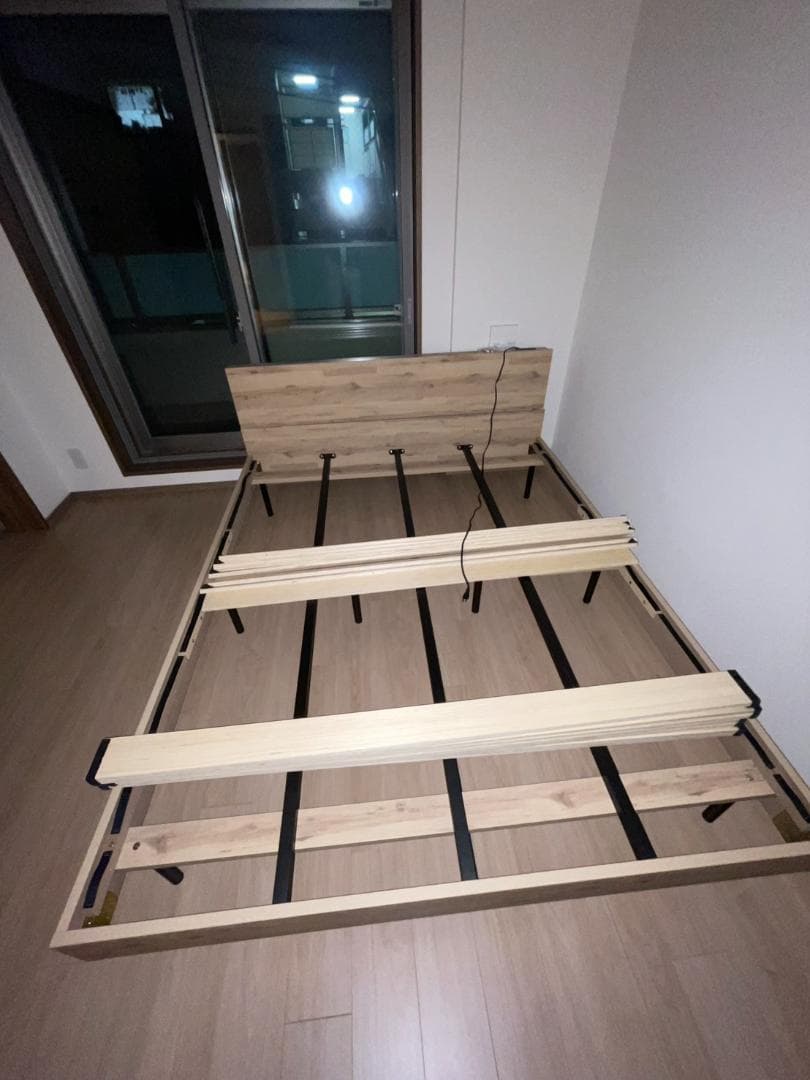 アーヴィング棚付きベッドフレーム クイーン 木製 すのこベッド コンセント