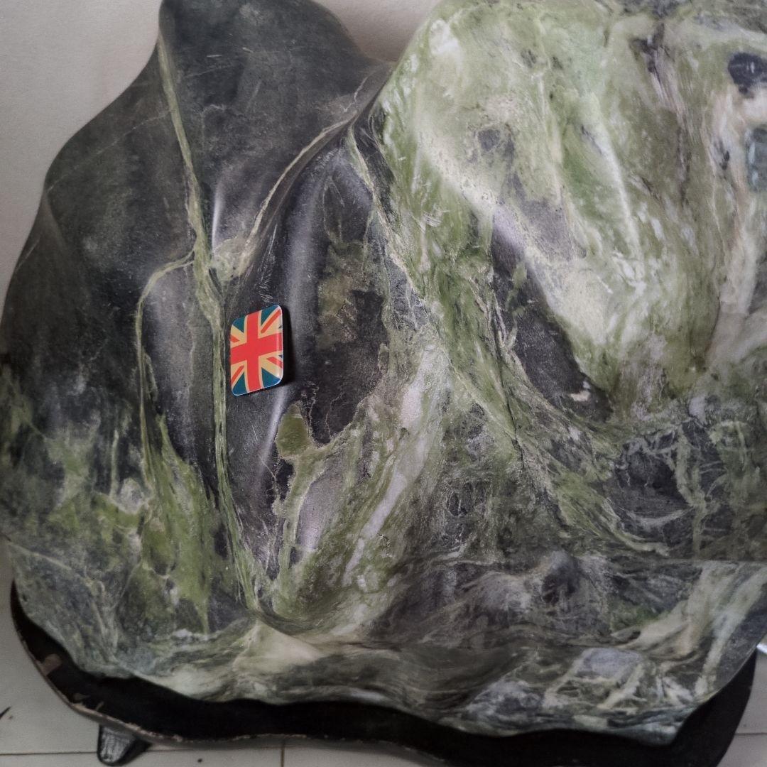 蛇紋石 特大 約25kg 磁力反応有 天然石 自然石 水石 木製専門台座付き