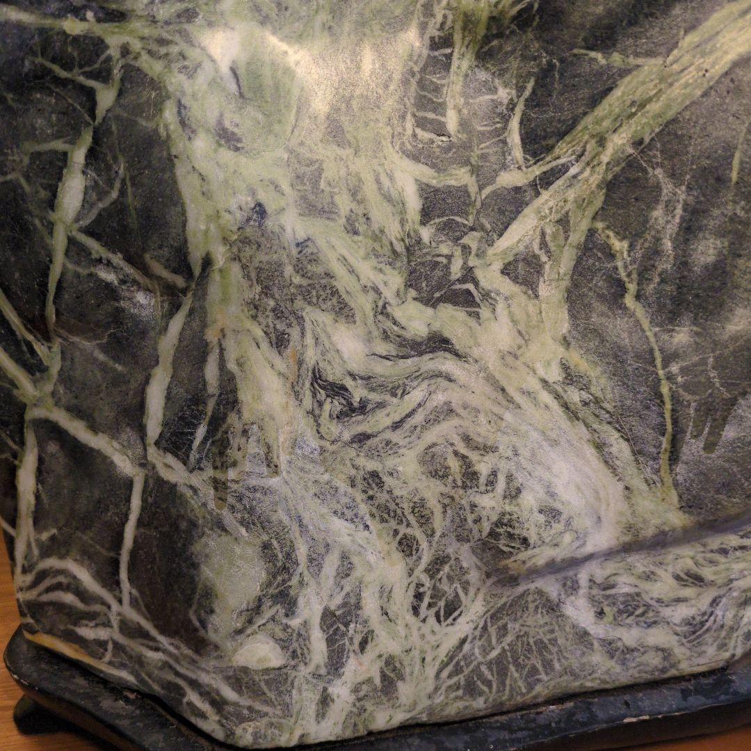 蛇紋石 特大 約25kg 磁力反応有 天然石 自然石 水石 木製専門台座付き