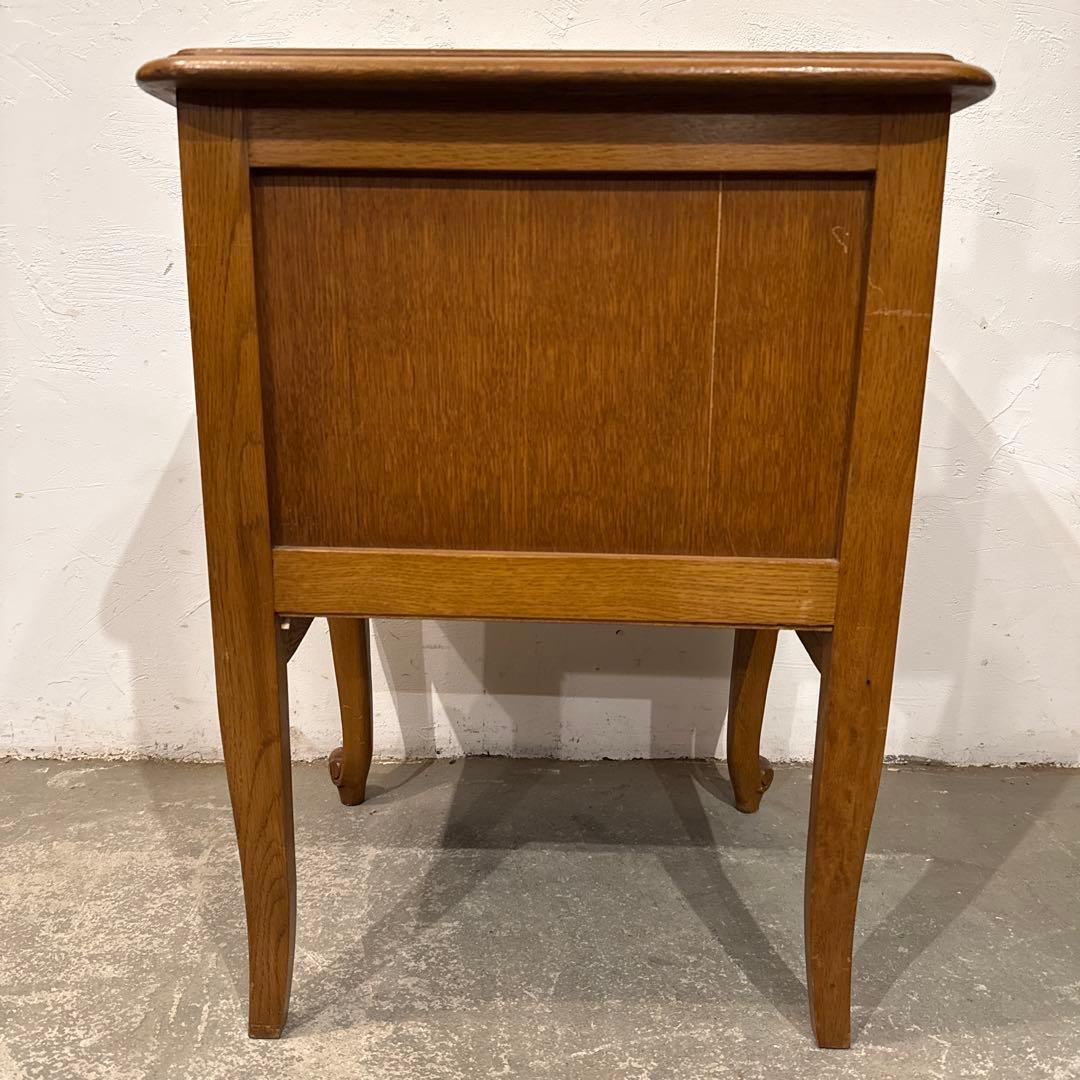 ヴィンテージ　木製サイドテーブル　扉収納付き　猫脚