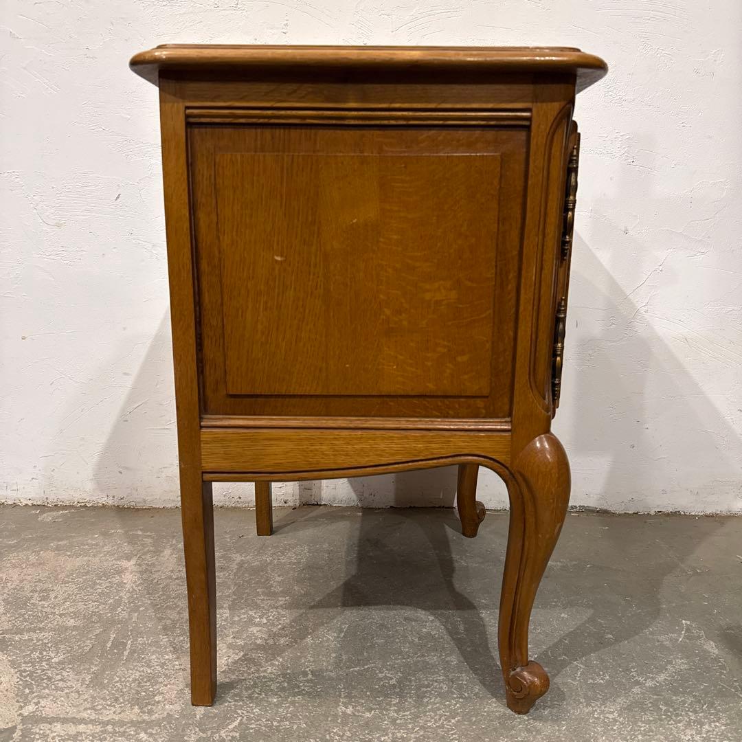 ヴィンテージ　木製サイドテーブル　扉収納付き　猫脚