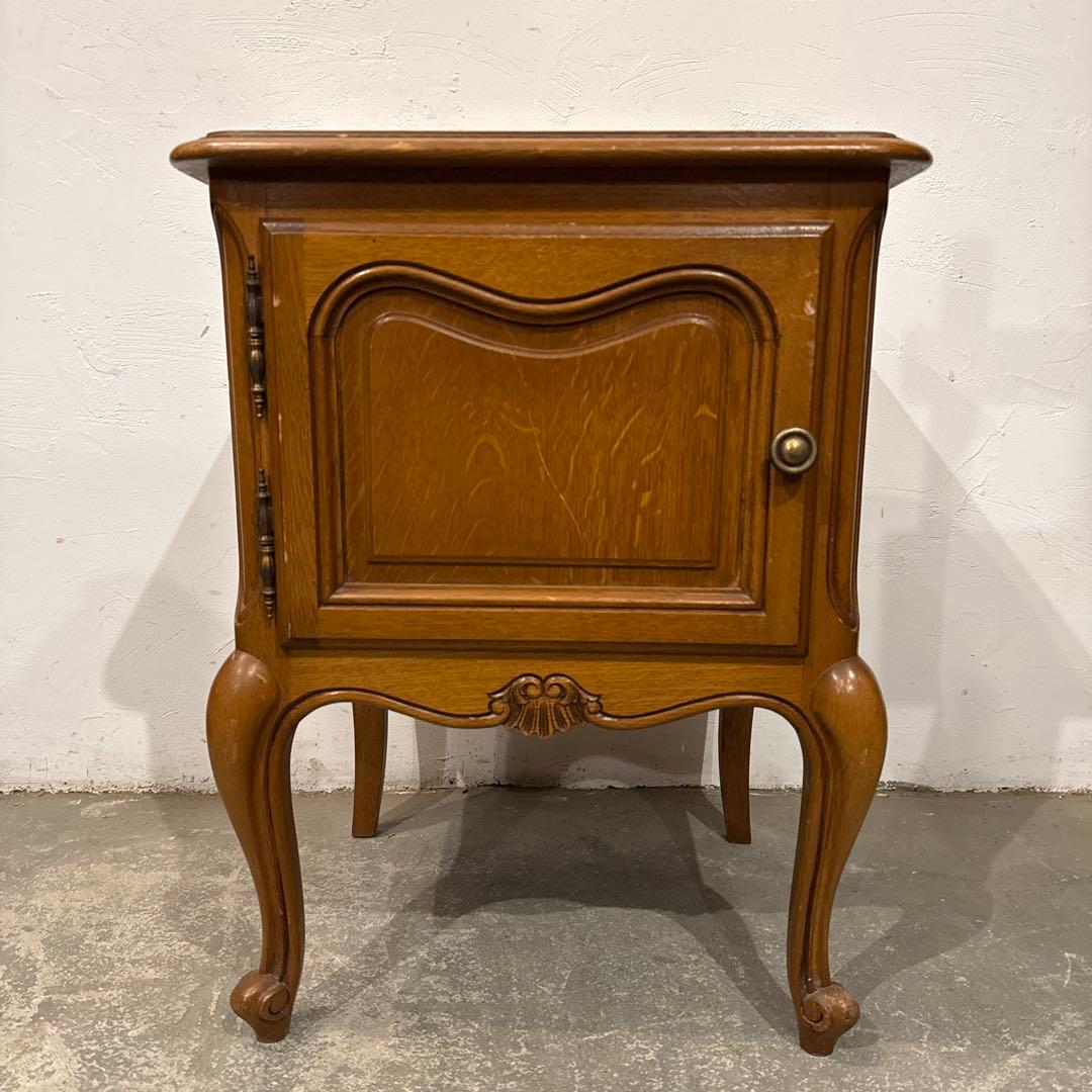 ヴィンテージ　木製サイドテーブル　扉収納付き　猫脚