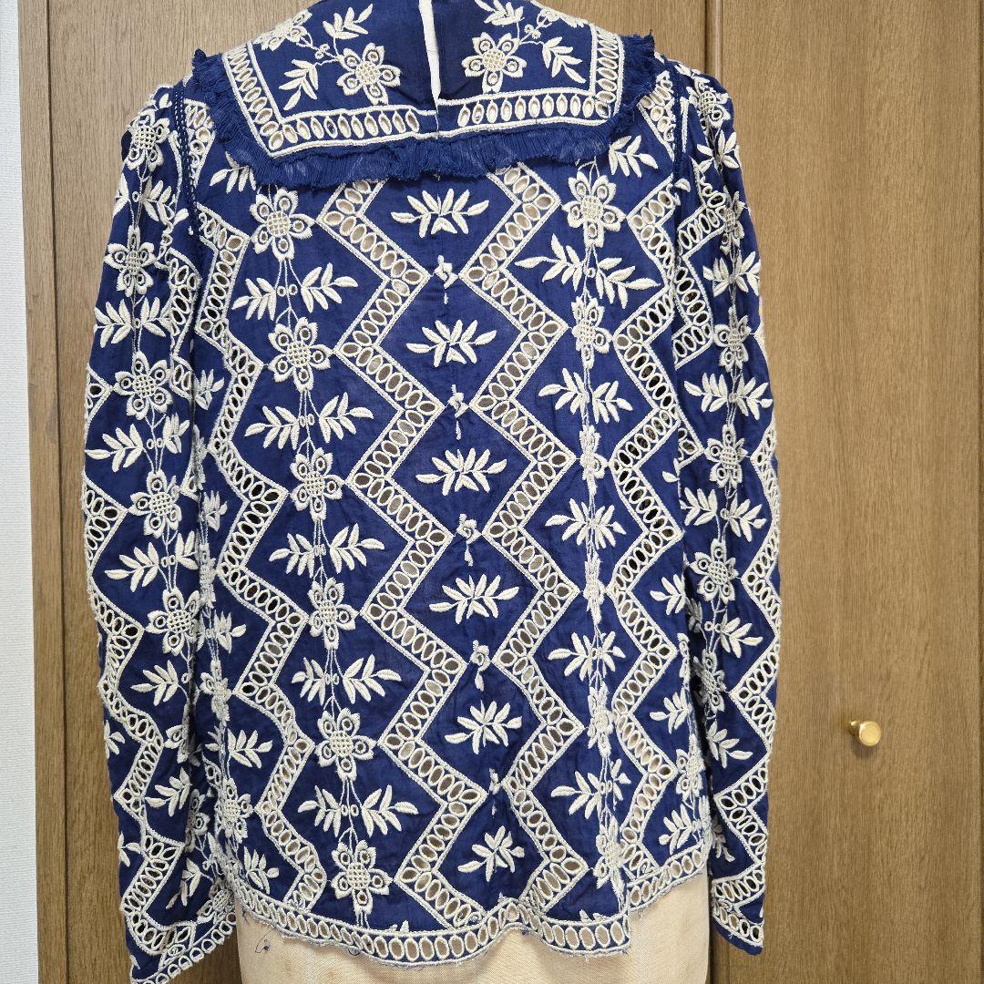 シーニューヨーク 刺繍入りネイビー長袖ブラウス