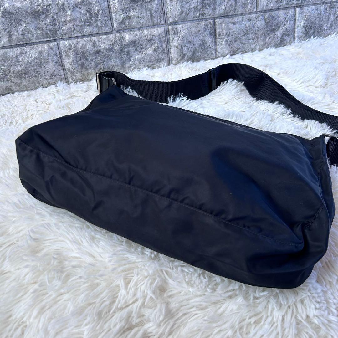 美品★PRADA ブラック ショルダーバッグ 斜め掛け可能 黒 ナイロン