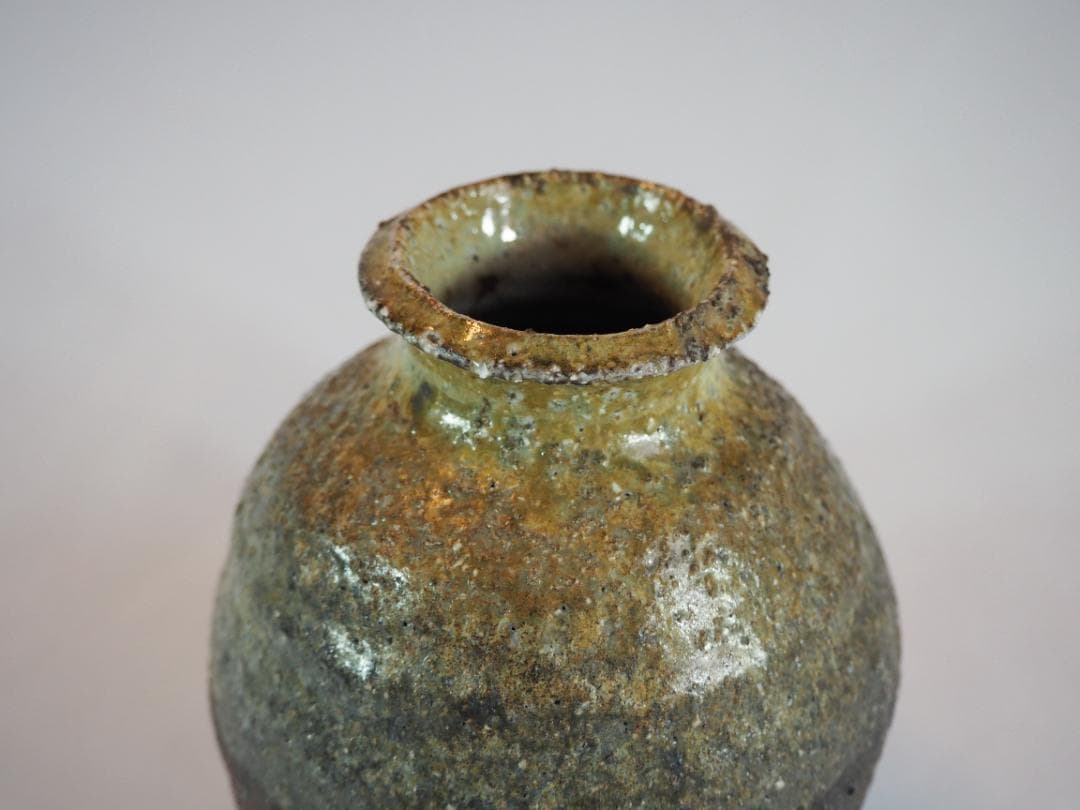 14代坂倉新兵衛造『萩焼うづくまる灰被掛花入』（共箱）