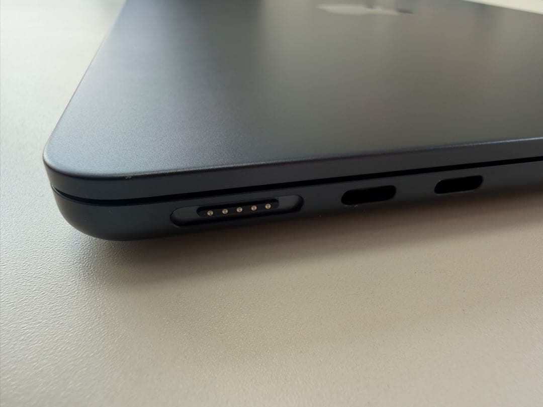 【良品】MacBook Air M2 8GB/256GBミッドナイト おまけ付