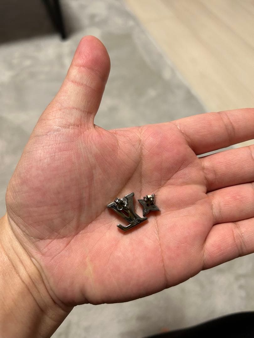 Louis Vuitton ロゴピアス メタル