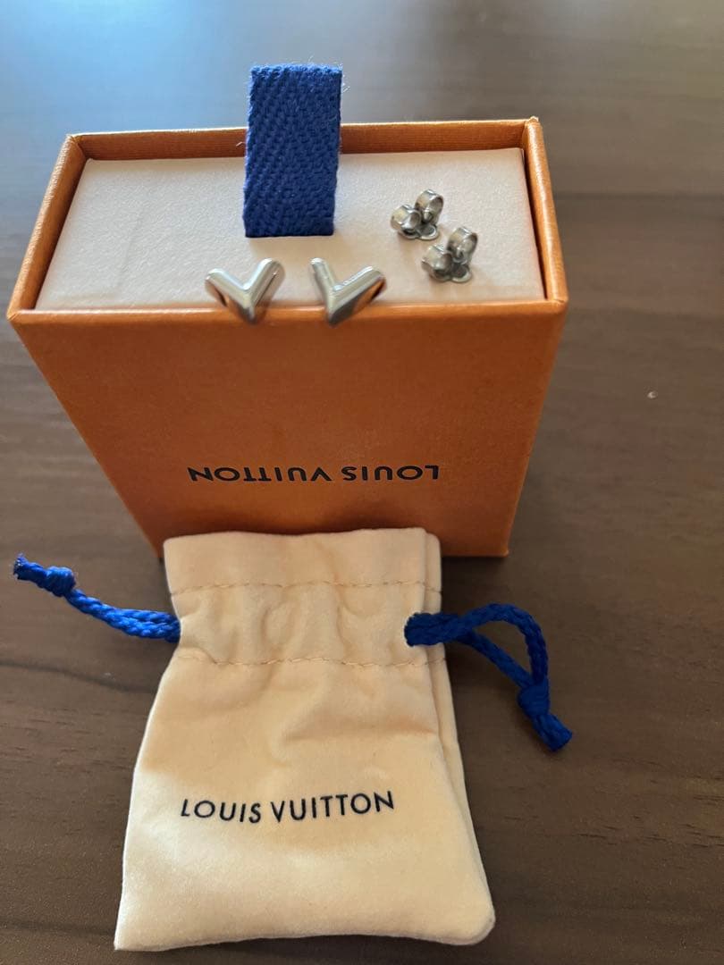 Louis Vuitton V字型ピアス