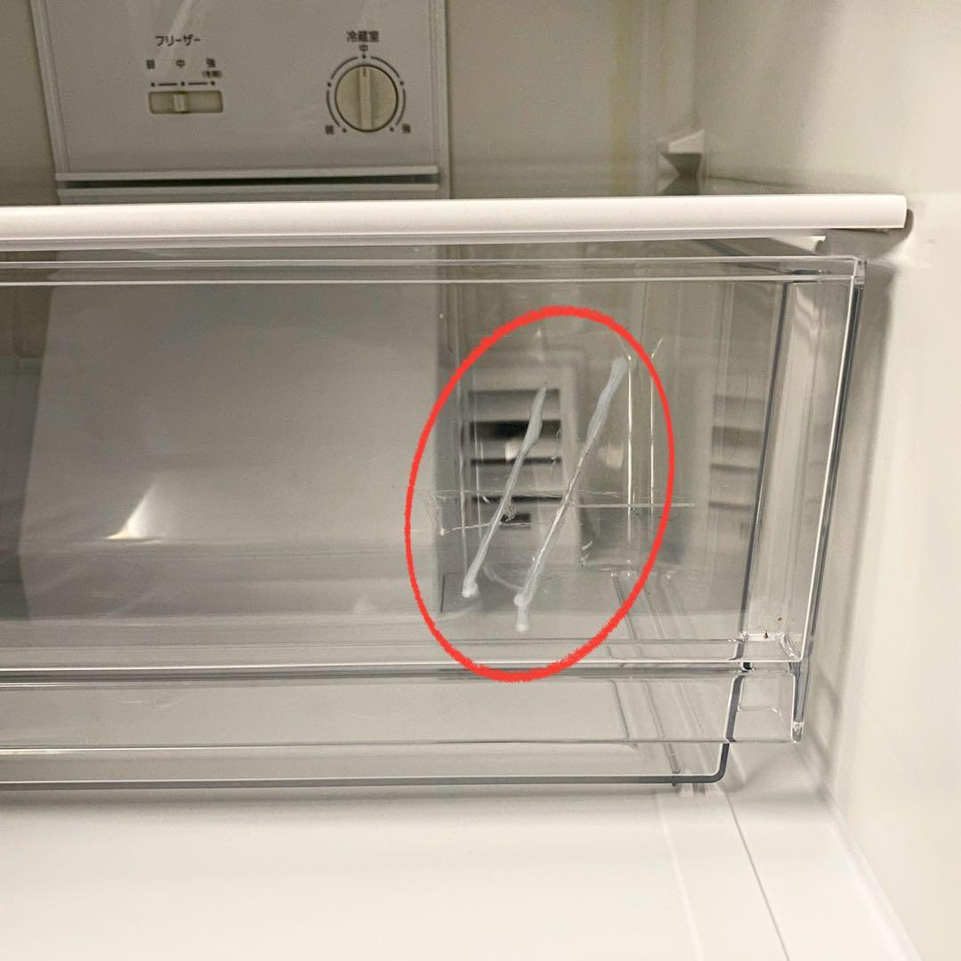 かたちはシンプルなのにワインレッドの派手さがイイ！2ドア冷凍冷蔵庫184L