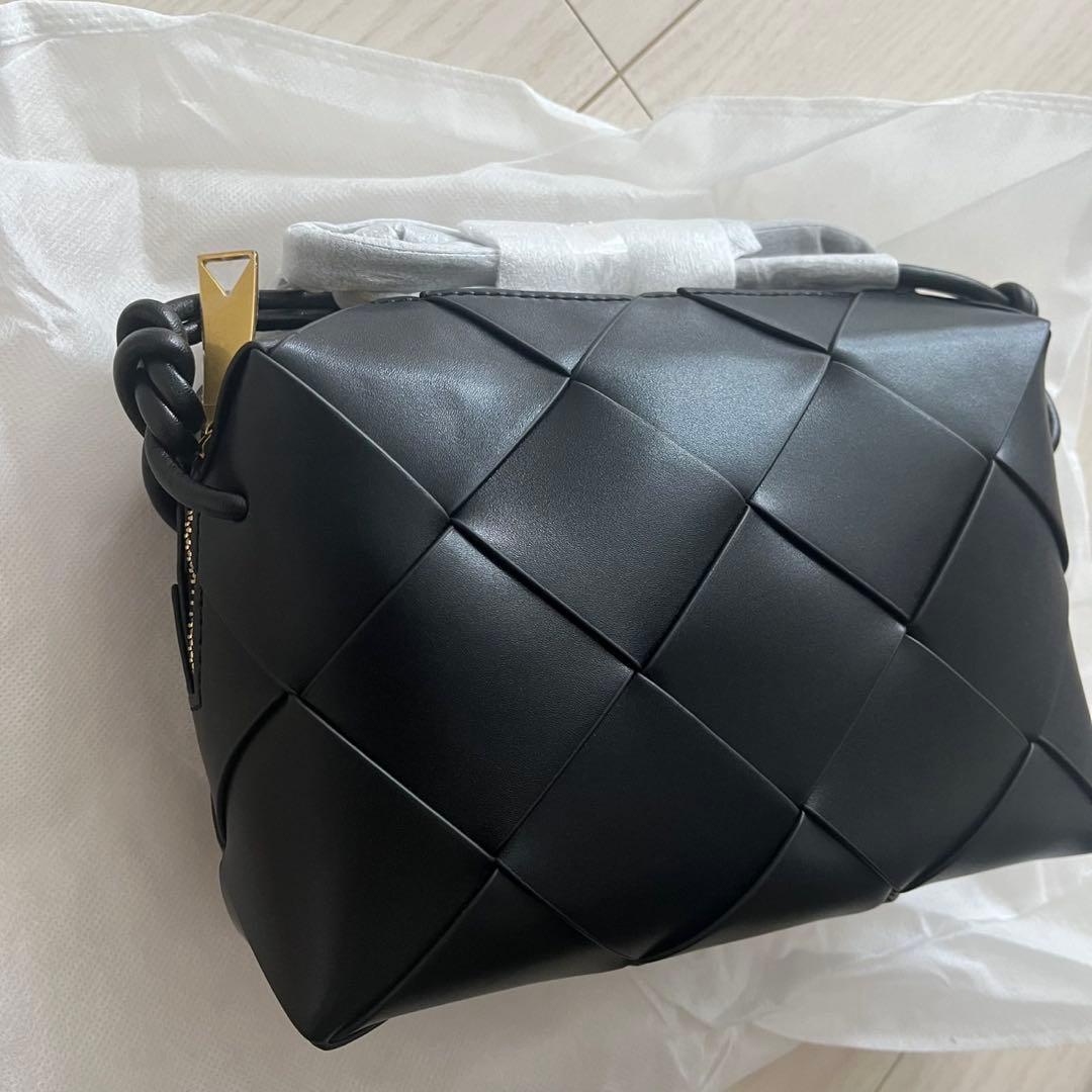 本革　ショルダーバッグ　黒　編み込み　牛革　シンプル　肩がけ　高級感　ブラック