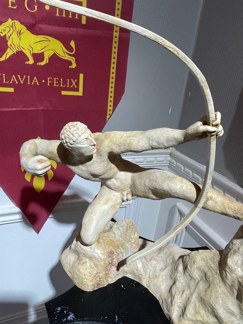 山猫オーダー専用 ヘラクレス, 横たわる負傷したギリシャ戦士 - アファイア神殿