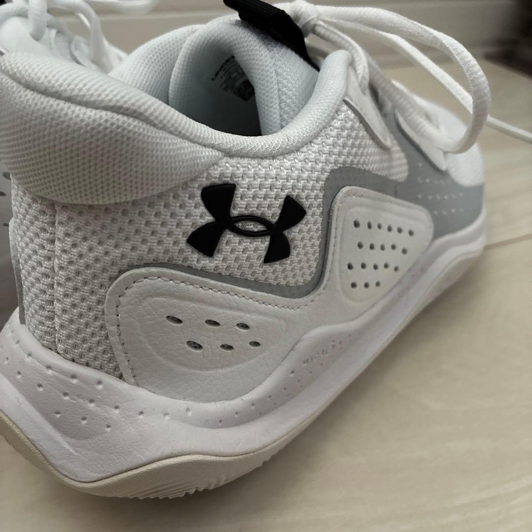 アンダーアーマー　新品　人気ホワイト　メンズ27.5cm