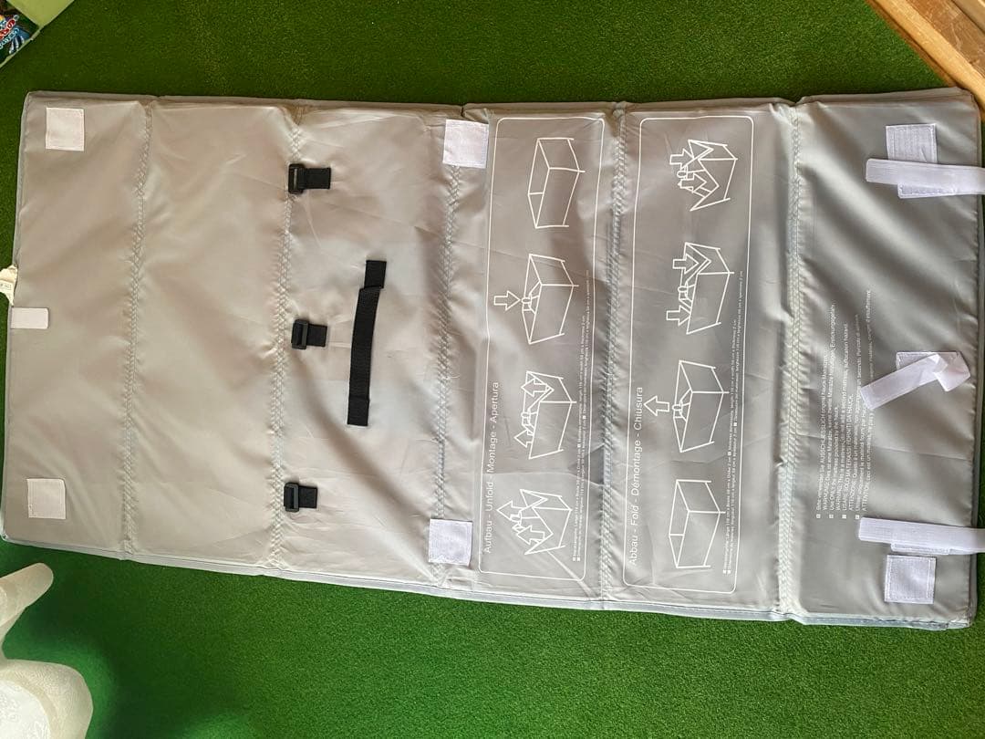 折りたたみ式ベビーベッド グレーとベージュ