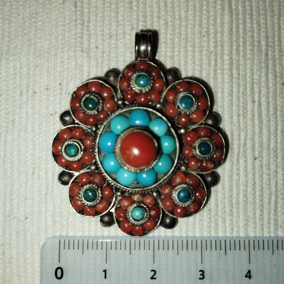 アンティーク　ターコイズと山サンゴのお守りペンダントトップ　ブローチにも