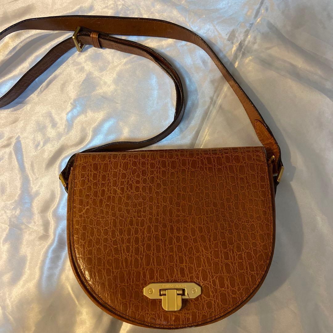 valentino garavani オールレザーショルダーバッグ ハーフムーン