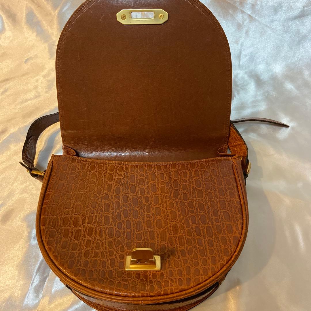 valentino garavani オールレザーショルダーバッグ ハーフムーン