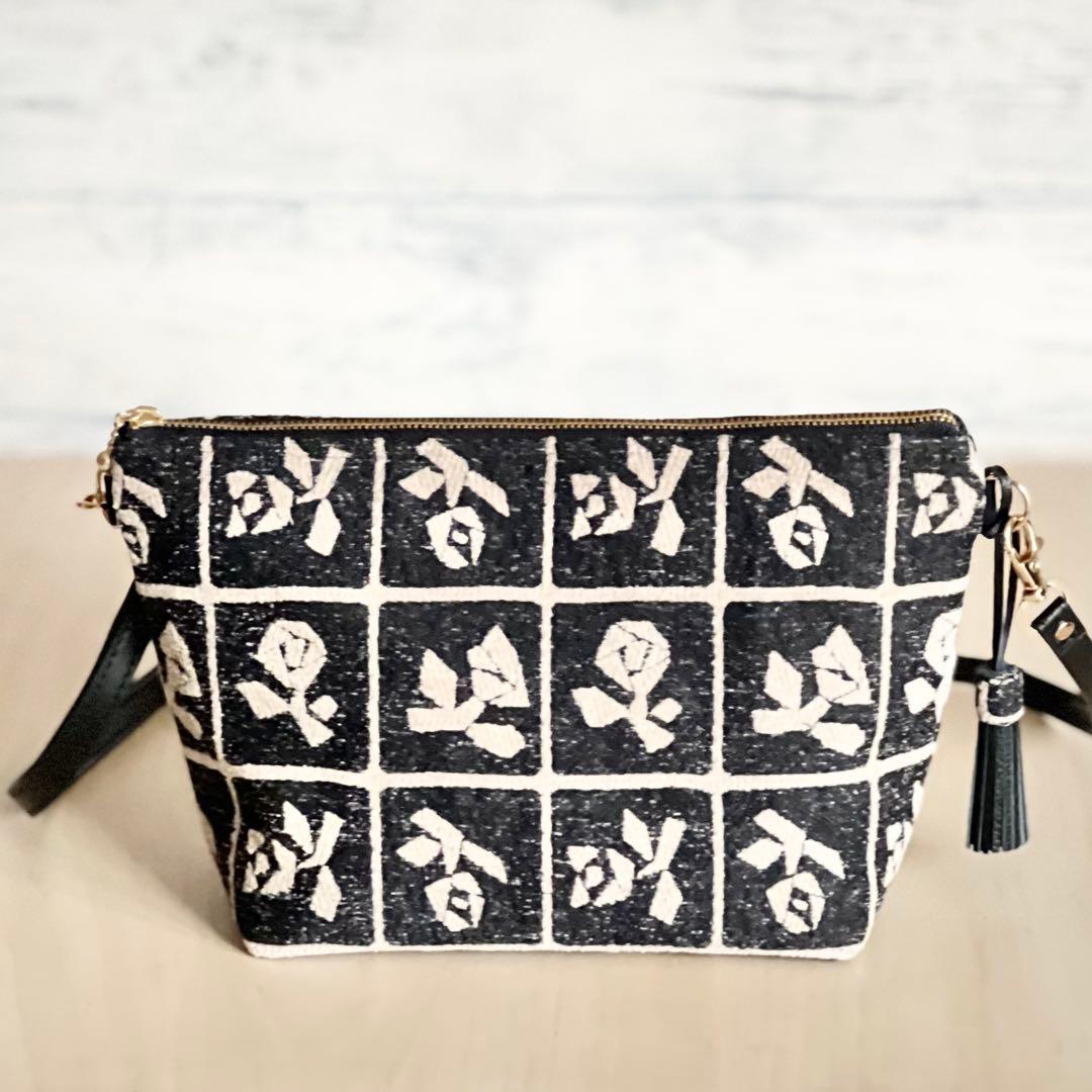 Lulu small beigeショルダーバッグMB510-081