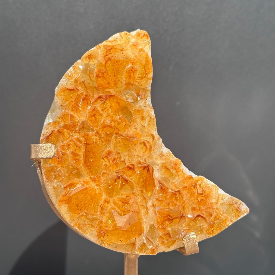 天然石シトリンの月　置物　台座付きG.64