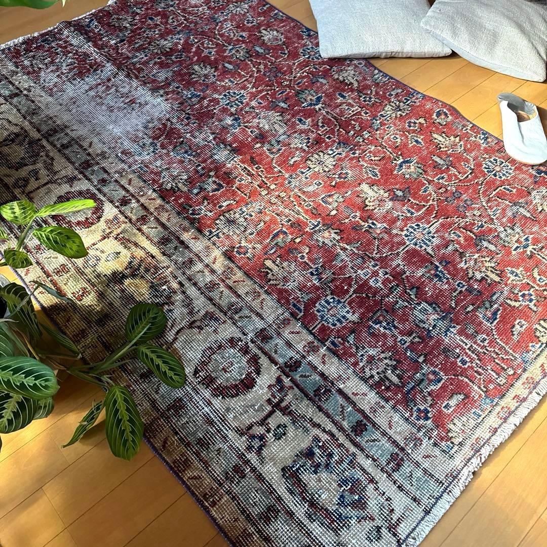 104×154 深みある赤色のボタニカル柄　擦れシャビー　トルコヴィンテージラグ
