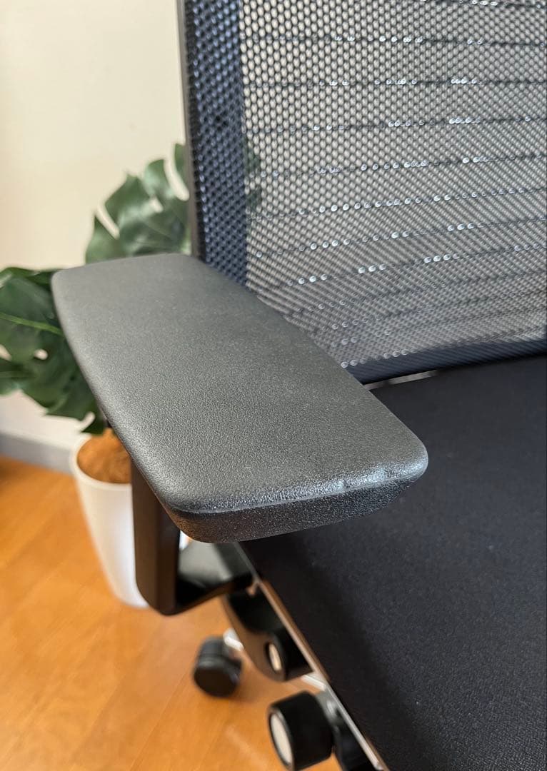 スチールケース　Think シンクチェア　背3Dニット　可動肘　メッシュチェア