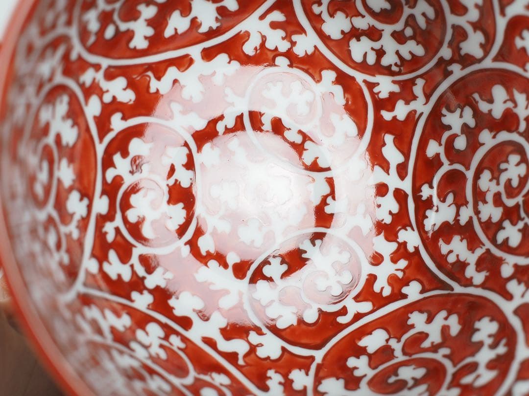 源右衛門窯 赤絵唐草濃 茶碗 有田焼 (付属品：共箱、栞)